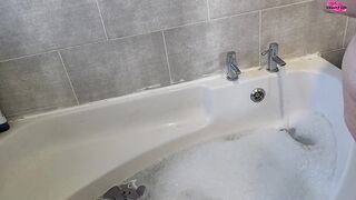 Curvy MILF getting in the bath