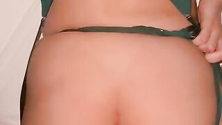 Il me doigte la chatte et monte sur mon gros cul